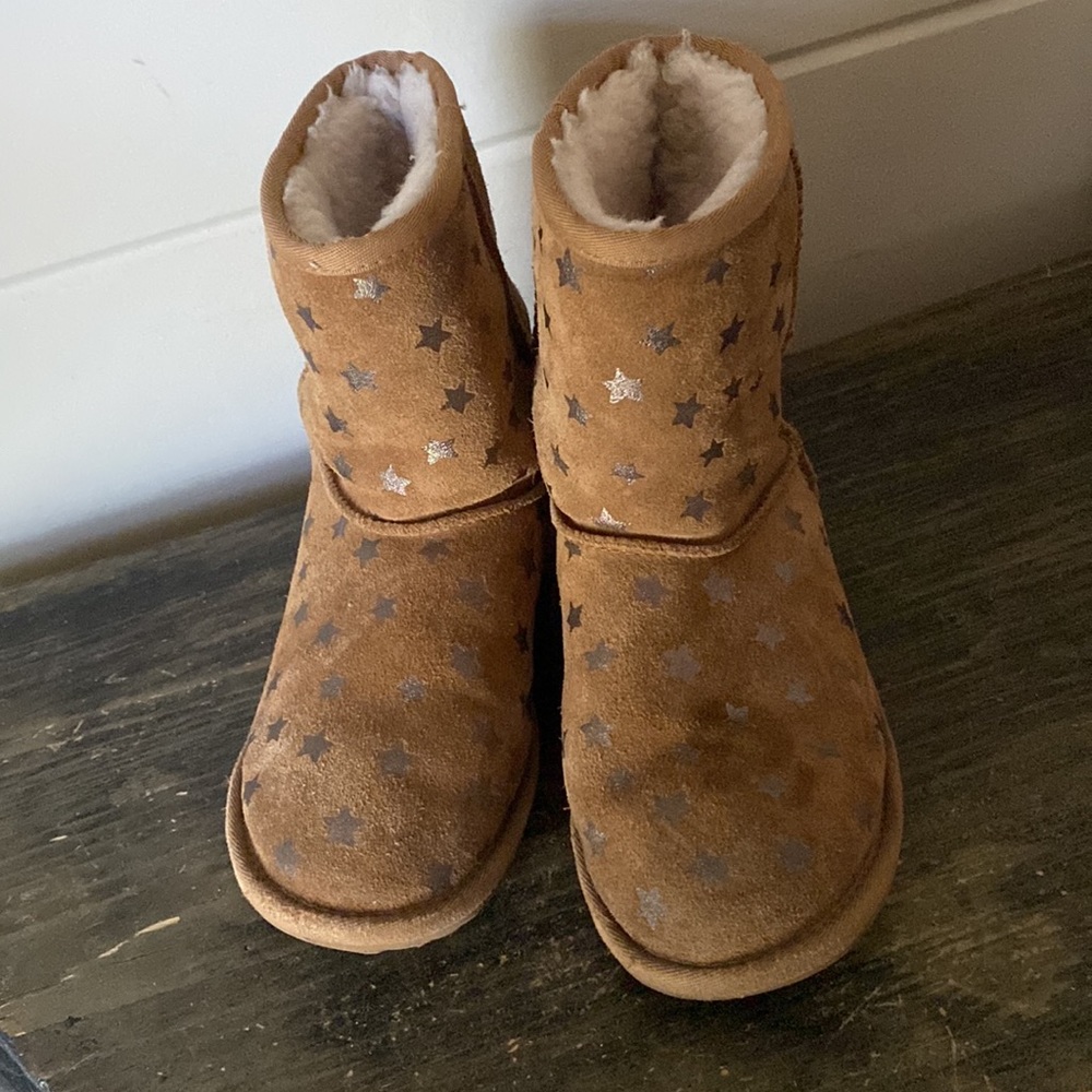 Rare Find – UGG Classic Short II Stars Boot 
Size 4 (Big Kid) | Color: Chestnut - Picture 13 of 15